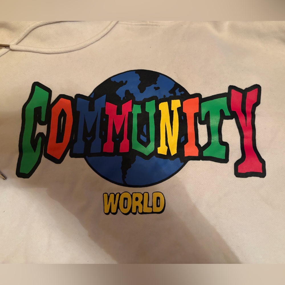Forever 21 Community crop sweatshirt
56 inches sleeve to sleeve - Picture 3 of 4